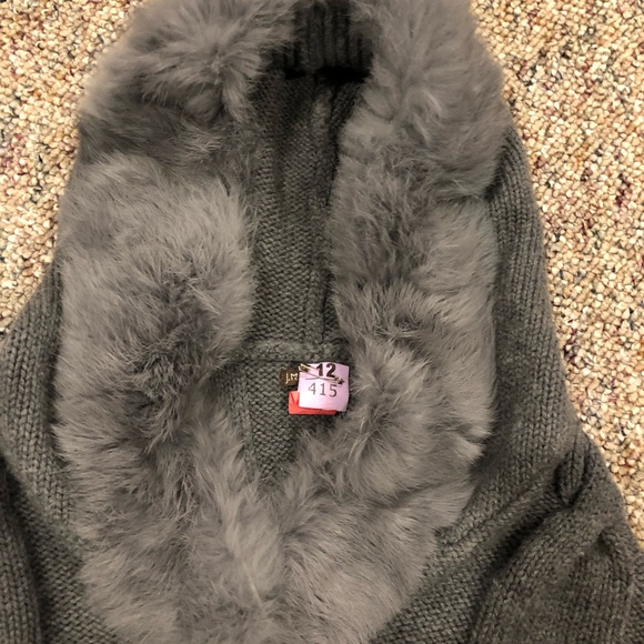 Poncho with fur hood - Picture 4 of 5